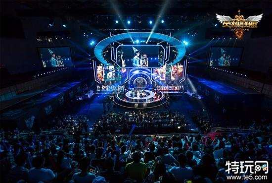 许多球迷在 许多球迷在